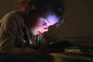 ಮಕ್ಕಳ ಹೃದಯಕ್ಕೆ ಕುತ್ತು ತರುತ್ತಿದೆ ಮೊಬೈಲ್: ಸ್ಕ್ರೀನ್ ಟೈಮ್ ಹೆಚ್ಚಾದಷ್ಟೂ ಹೆಚ್ಚಲಿದೆ ಹಾರ್ಟ್ ರಿಸ್ಕ್!